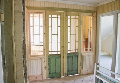 Hall med spröjsade spegeldörrar Hall med spröjsade spegeldörrar
