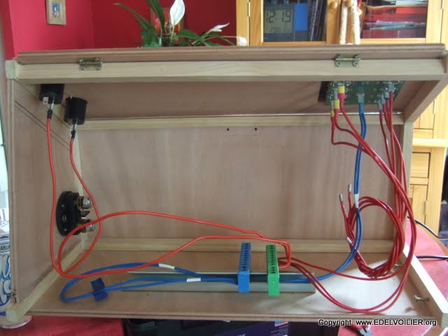 2 borniers electrique de 10 cnx pour regrouper les + et - (le vert est prévu pour la terre mais là yavait plus que ca comme couleure alors....)