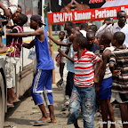 Des enfants le 20/11/2011 à Kinshasa, prennent place à bord d’un bus destiné à la campagne électorale d’un candidat aux élections de 2011 en RDC. Radio Okapi/ Ph. John Bompengo
