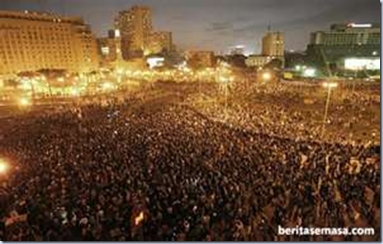 hosni Mubarack revolt begins