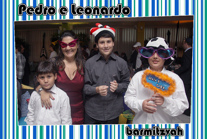 Fotos de Pedro e Leonardo - 10.12.11. Foto numero 01 da Social Click Fotografia Digital, do Rio de Janeiro, RJ, que faz fotos divertidas, fotos malucas, fotos com fantasias, fotos na hora, fotografia maluca, fotografia divertida com molduras personalizadas. valerio miguel album de assinatura ao vivo v&v sinagoga ari camarim movel social click foto divertida cerimonial roberto cohen fotos divertidas malucas maluca animadas animado fotografo fantasias noiva 15 anos festas