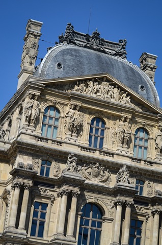 [Louvrebuilding.jpg]