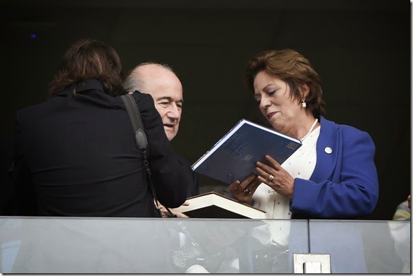 Governadora assiste ao jogo de Itália e Uruguai acompanhada de Joseph Blatter - Elisa Elsie (1) Governadora assiste ao jogo de Itália e Uruguai acompanhada de Joseph Blatter - Elisa Elsie (1)