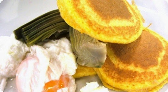 Blinis di carote morbidi con asparagi, uova pochet e panna acida Blinis di carote morbidi con asparagi, uova pochet e panna acida