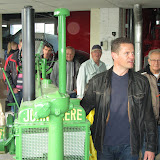 Robin Vervaet is zelf ook enthousiast geworden van zoveel belangstellenden, dan hij spontaan ook zijn privé collectie John Deere tractoren laat zien.