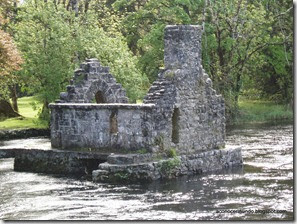 Cong. Ruinas Monk's Fishing Hut en Parque junto a Cong Abbey - P5081046
