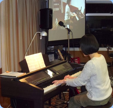 Kuniko Nakatani playing the Yamaha Clavinova CVP-509