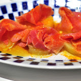 Pommes de terre confites à lhuile dolive, jambon ibérique bouilli. Ouais, ya pas à dire, ce sont de bonnes patataes confites, et avec le jambon il y a quelque chose de très réconfortant, régressif pour reprendre une expression à la mode, mais le tout est légèrement ennuyeux. Ca faisait aussi au moins 3 plats que je navais plus faim.