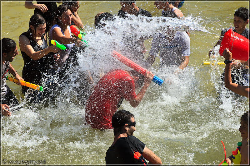 il/Настоящее мочилово в центре Тель Авива (20110701 ta water war 040 6767)