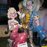 Falla La Merced 2011. El arlequín Zapatero le regala una rosa a la Duquesa de Alba.