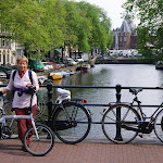 DSC00820.JPG - 31.05.2013.  Amsterdam należy zwiedzać wyłacznie rowerem; w tle Waga Miejska