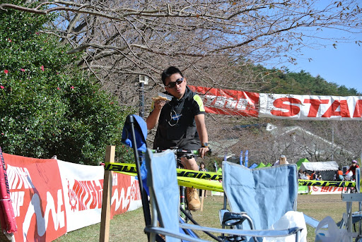 ランチタイムにご機嫌、メリダ・ミヤタバイキングチーム監督の山路さん