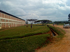 Gitarama, links das Stadion