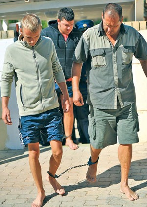[AFRIKANERS%2520IN%2520LAW%2520COURTS%2520CLAPPED%2520IN%2520CHAIN%2520BAREFOOT%2520HUMILATED%255B7%255D.jpg]
