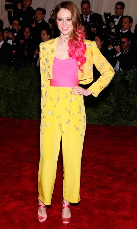 [Coco%2520Rocha%2520Teamed%2520A%2520Bright%2520Yellow%2520Studded%2520Suit%2520With%2520Hot%2520Pink%2520Accessories%255B6%255D.jpg]