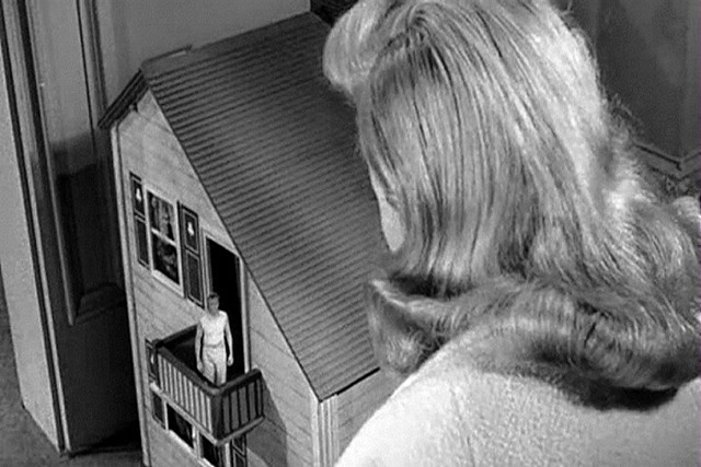[48.Scottmovesintodollhouse5.jpg]