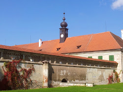 Zum Schloss gehört auch ein 2,8 ha großer Schlosspark. Durch den unsachgemäßen Umgang mit dem Schloss nach 1945 verfiel es zusehends. 1995 wurde es der Verwaltung des Denkmalschutzamtes in Brünn übergeben, die das Schloss zurzeit Stück für Stück renoviert.