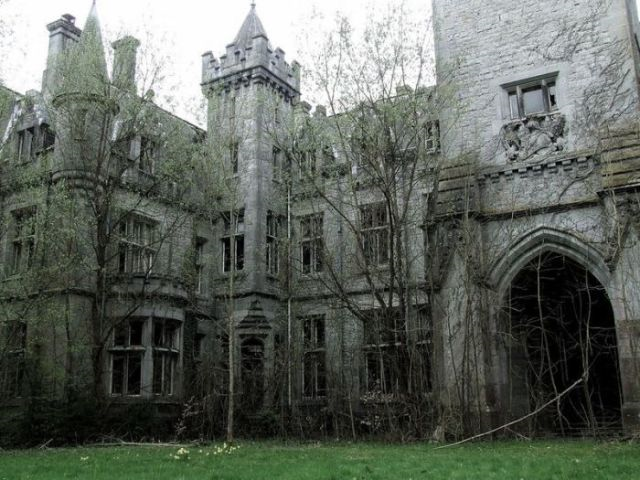[abandoned-castle-belguim-3.png]