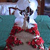 Nº124: Terminación con carpeta de encaje en blanco, rosas de azúcar rojas. Montaje piso sobre piso.