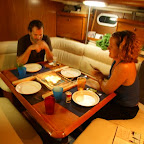 Vorbereitungen zum Käsefondue bei Regenwetter.