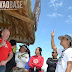 Davao Reef Divers Club president Blogie Robillo (front, right) gives instructions to fellow divers for the Scubasurero clean up dive