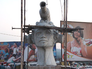 Une œuvre en construction de l’artiste Liyolo dédiée à la femme, érigée au croisement des avenues Kimwenza et By-pass, vers la route de CNPP-Unikin. Radio Okapi/ Ph. John Bompengo
