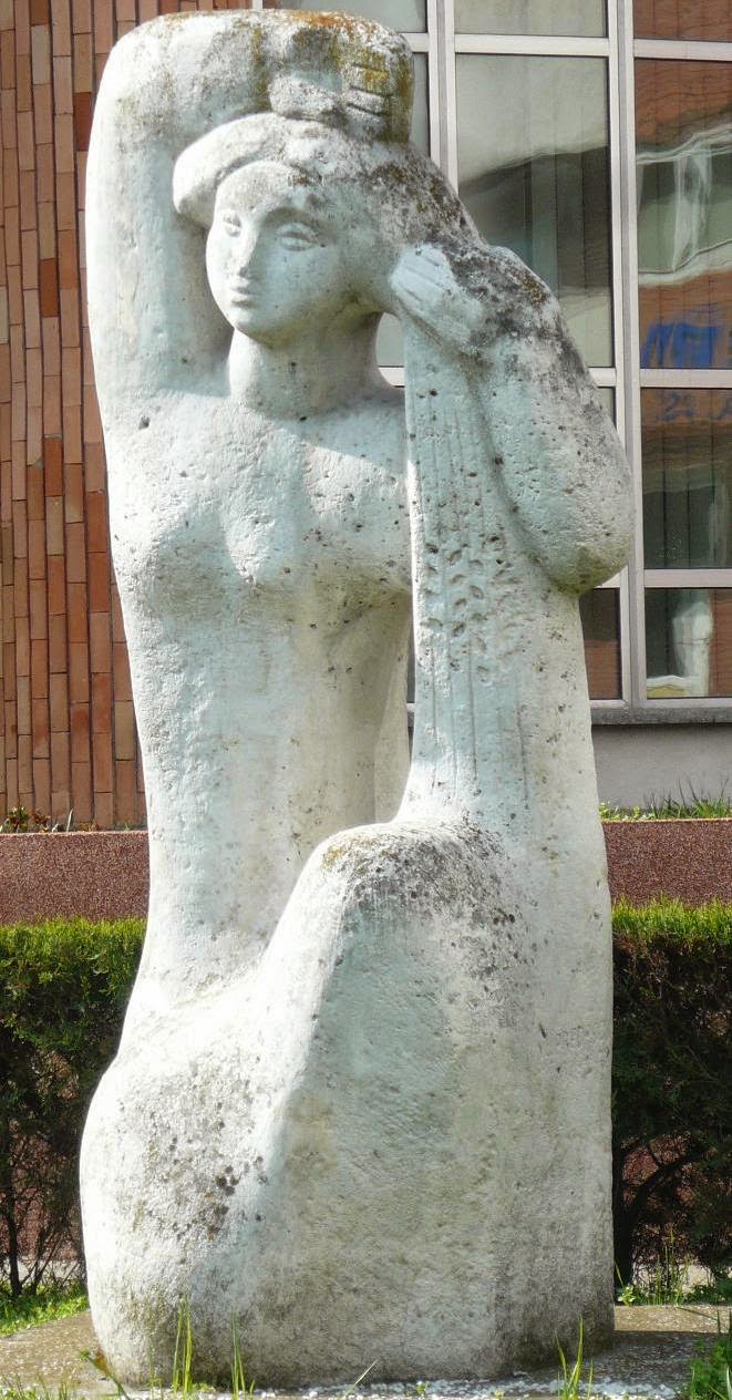 statuie aflata in fata IRE, Buzau