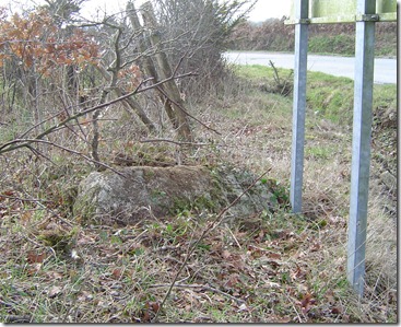 La borne a été déplacée et jetée à terre après l’élargissement du carrefour La borne a été déplacée et jetée à terre après l’élargissement du carrefour