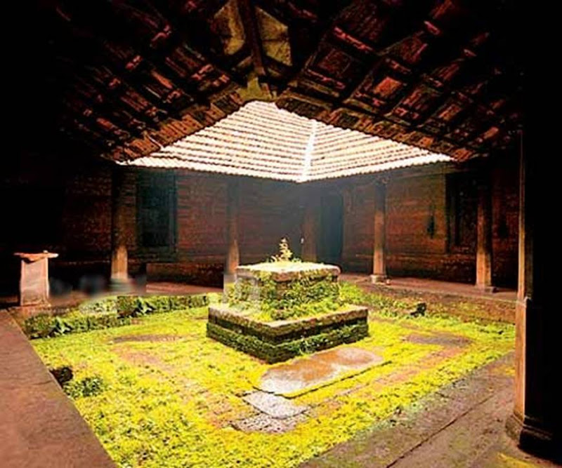 Traditional Kerala Houses: VARIKKASSERI MANA, SOORYAKALADI MANA, NARIKKOTTILAM, CHITTOR KOVILAKAM, POOMULLY MANA