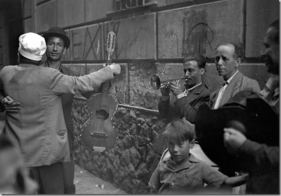 © Federico Patellani, Ballo in strada, Palermo 1947