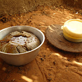 Le Tô sauce gombos: repas typique malien, à manger avec les doigts, tous rassemblés au bord du plat commun