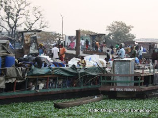 Des baleinières accostées au port Baramoto en attendant le chargement ce 06/09/2010 à Kinshasa le long du fleuve Congo
