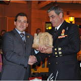 18-alcalde entregando obsequio