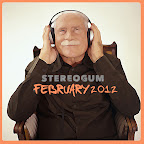 Man listening to head phonesᴍ㹋