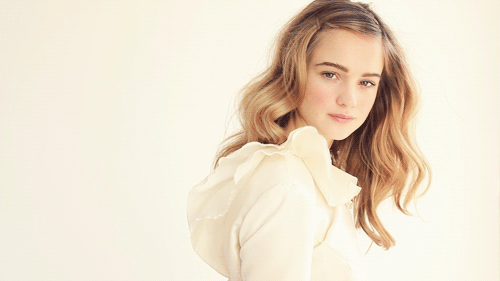 Jamie Beck menina de folho branco ao vento Jamie Beck menina de folho branco ao vento