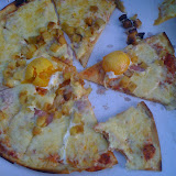 Pizza French style met Gebakte ei en Bacon