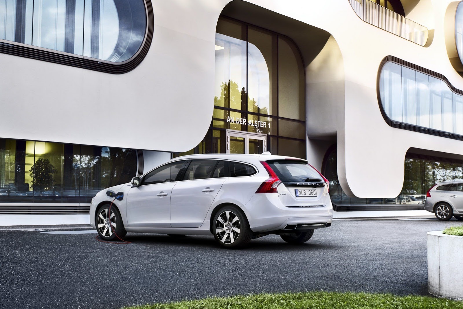 2014-Volvo-S60-V60-XC60-22[2].jpg