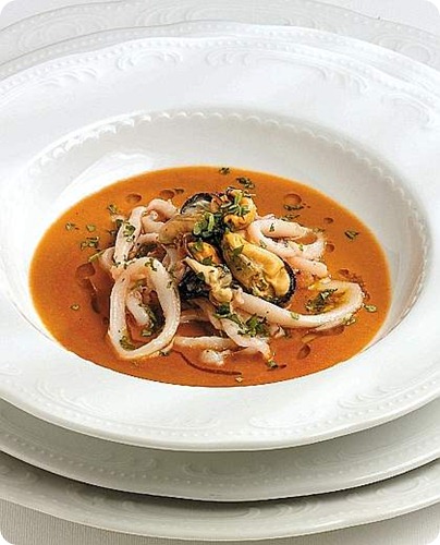 Calamari e cozze su salsa di pomodoro Calamari e cozze su salsa di pomodoro