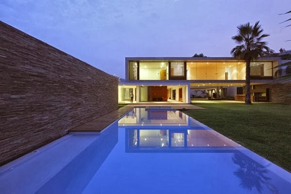 [fachada-casa-moderna-Casa-La-Planicie-II-por-Oscar-Gonzalez-Moix-3%255B10%255D.jpg]