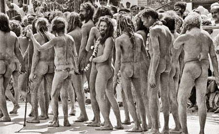 Devoti Naga Sadhus in processione al Kumbh Mela del 1998