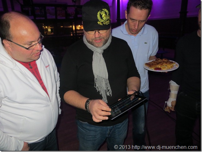 Rob-Perkins-zeigt-Traktor-auf-ipad