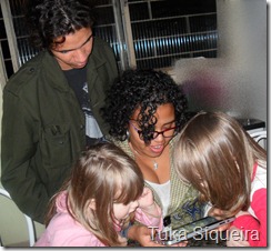 Estão tão juntas em torno da Gisele que mal saíram na foto.