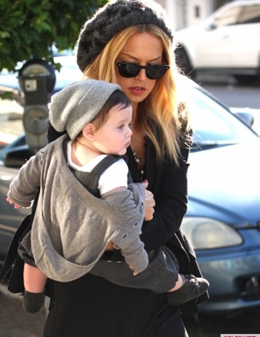 [Rachel-Zoe-and-Baby-Skyler-Out-and-About-In-West-Hollywood-6-435x580%255B4%255D.jpg]