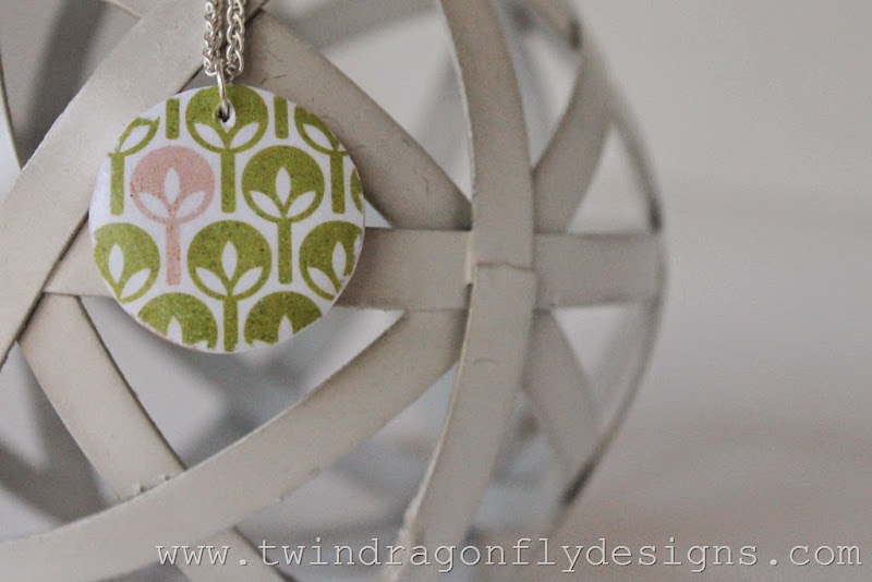 Decoupage Wooden Pendant (10) Decoupage Wooden Pendant (10)