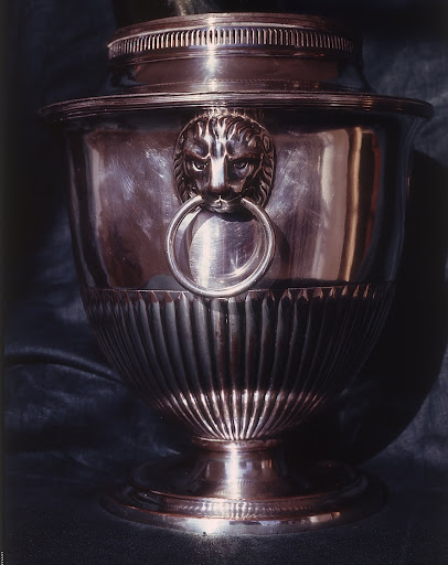 The lion-head wine cooler was an extremely popular form.