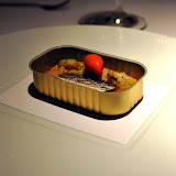 Sardine, aubergine fumée, glace au poivron, sauce romesco. Pas mal, mais pas très excitant.