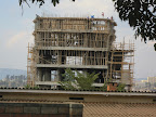 in Kigali wird viel gebaut, ungewohnt sind die Holzgerüste