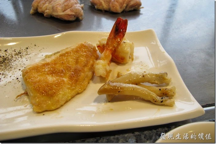 台南-上品鐵板燒餐廳。接著是主菜，有鮭魚、大蝦（我覺得應該是草蝦啦）及蘆筍貝，感覺上沒有什麼擺盤耶！不過食材間煮得還蠻得宜的，吃起來的感覺不錯。