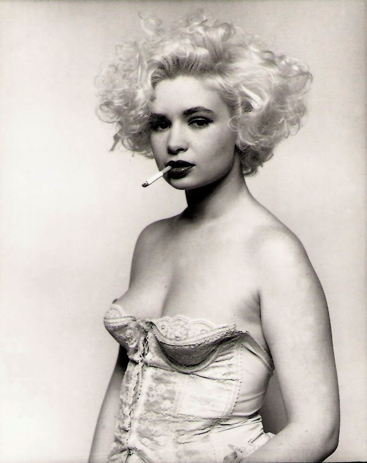 [Bettina%2520Rheims_%2520Marthe%252C%2520%25C3%25A0%2520la%2520cigarette.%2520Paris%25201987.%255B6%255D.jpg]