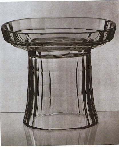 I love the contrast between the height of this centerpiece and the shallow bowl on top. I love the contrast between the height of this centerpiece and the shallow bowl on top.